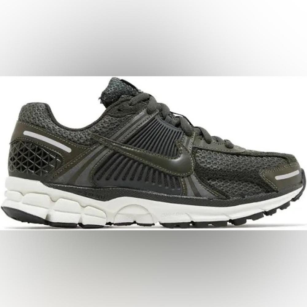 Women’s Nike Zoom Vomero - Cargo Khaki/Sequoia - 6.5 - like new